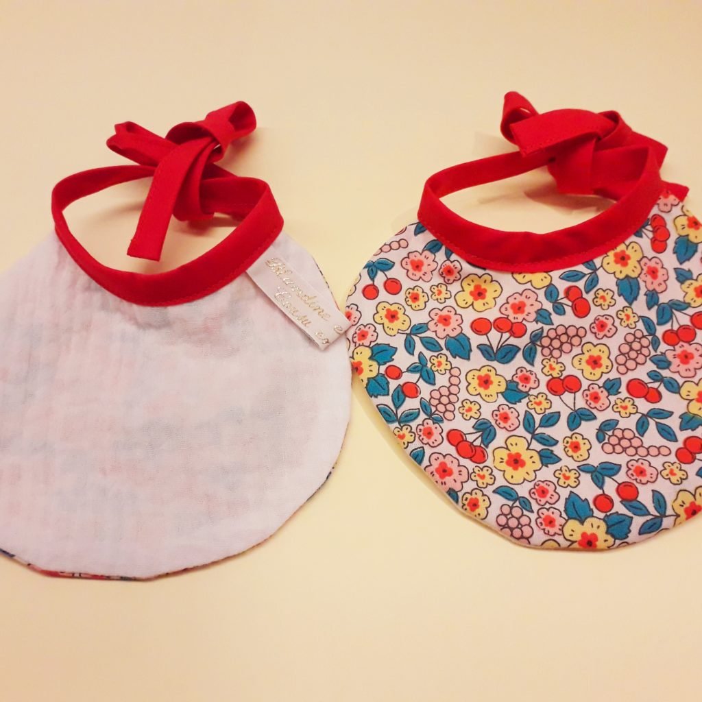 Bavoir poupon cerises