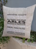 Coussin brodé en lin thème ville – Image 3