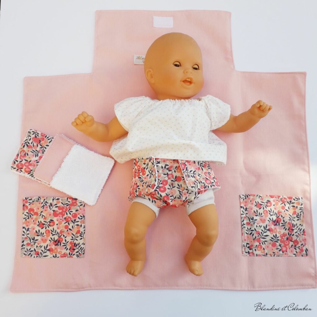 Tapis à langer, couche et lingettes pour changer les poupées.