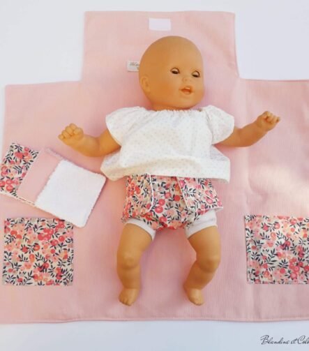 Tapis à langer, couche et lingettes pour changer les poupées.
