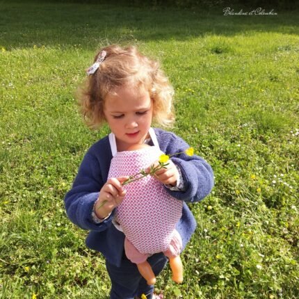 Porte-poupé rose et blanc pour enfant à partir de 3 ans.
