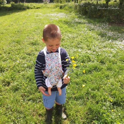 Porte-poupon en Liberty Betsy Porcelaine, convient à partir de 3 ans.