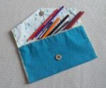 BOX 05 - Année 1 - Les boutons et le point feston à la main - Projet : une trousse à crayons - Ma box de rentrée – Image 2