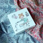 BOX 05 - Année 1 - Les boutons et le point feston à la main - Projet : une trousse à crayons - Ma box de rentrée – Image 3