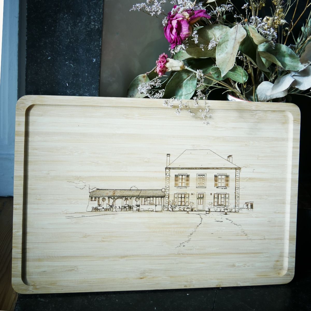 plateauboismaison-carré Plateau en bambou personnalisé Grand Modèle – Maison – Image 1